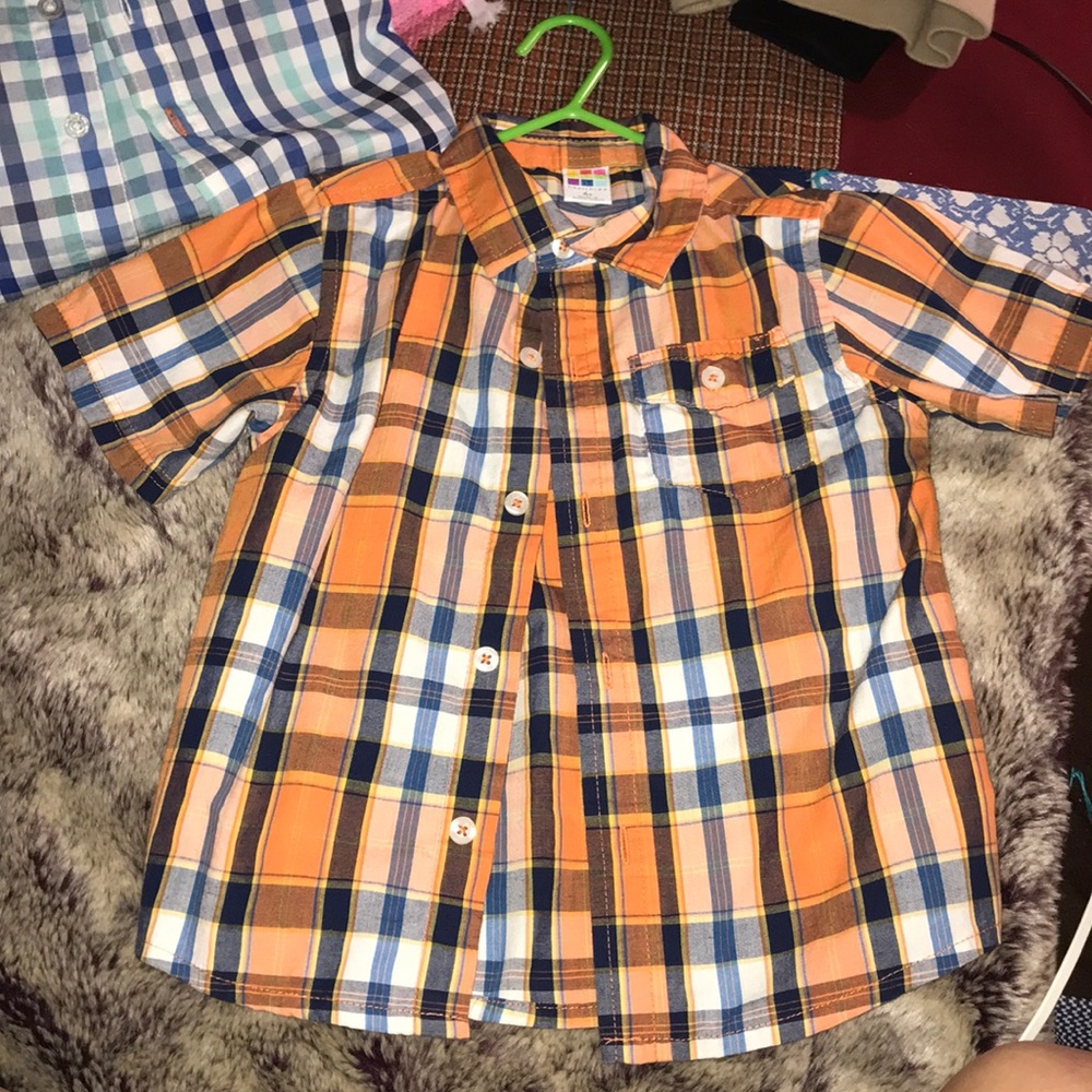 HEALTHTEX button down shirt with collar.